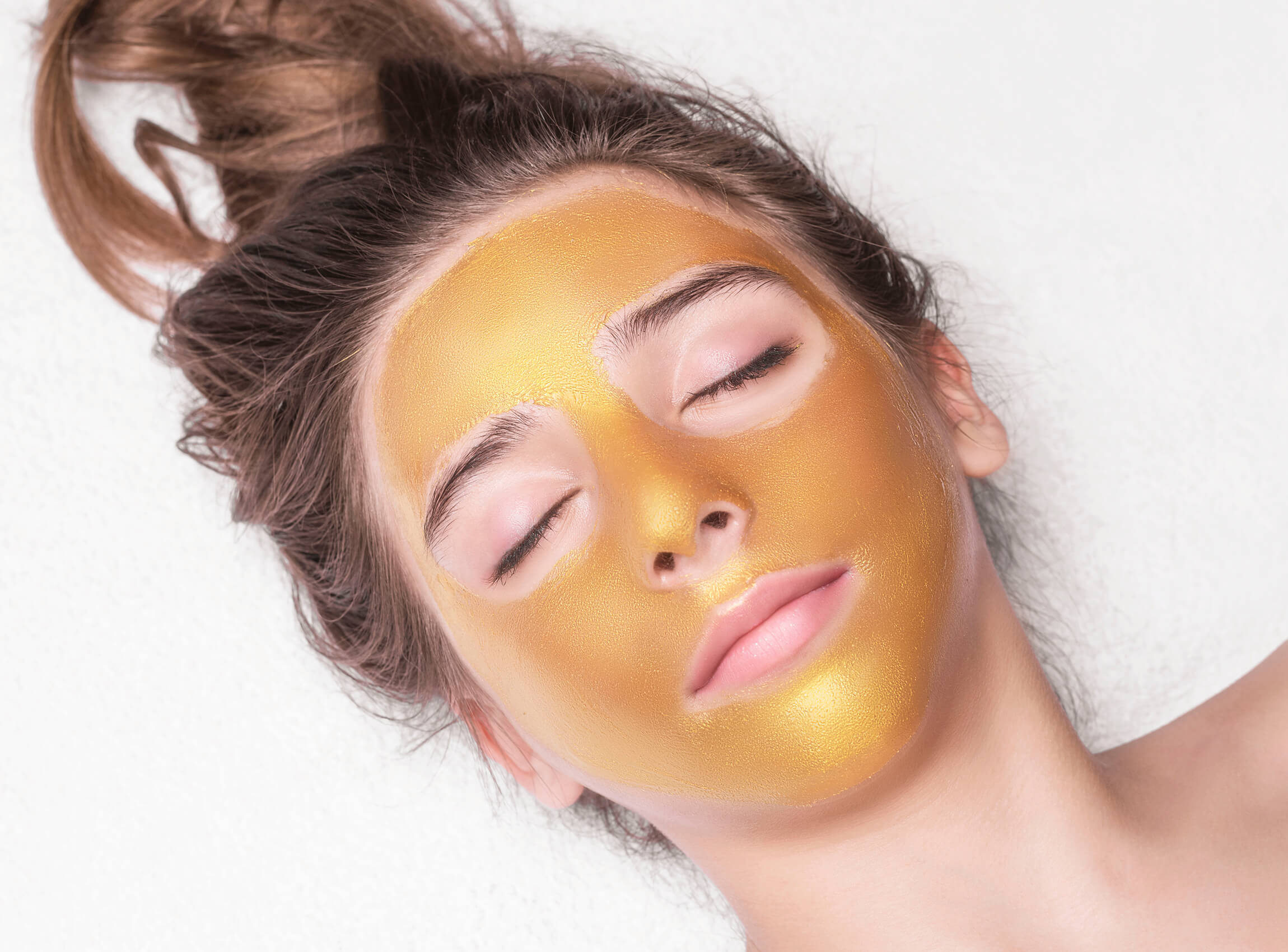 Feinste Goldpartikel, gebunden in einer intensiven Modellage-Maske, straffen und verfeinern das Hautbild.