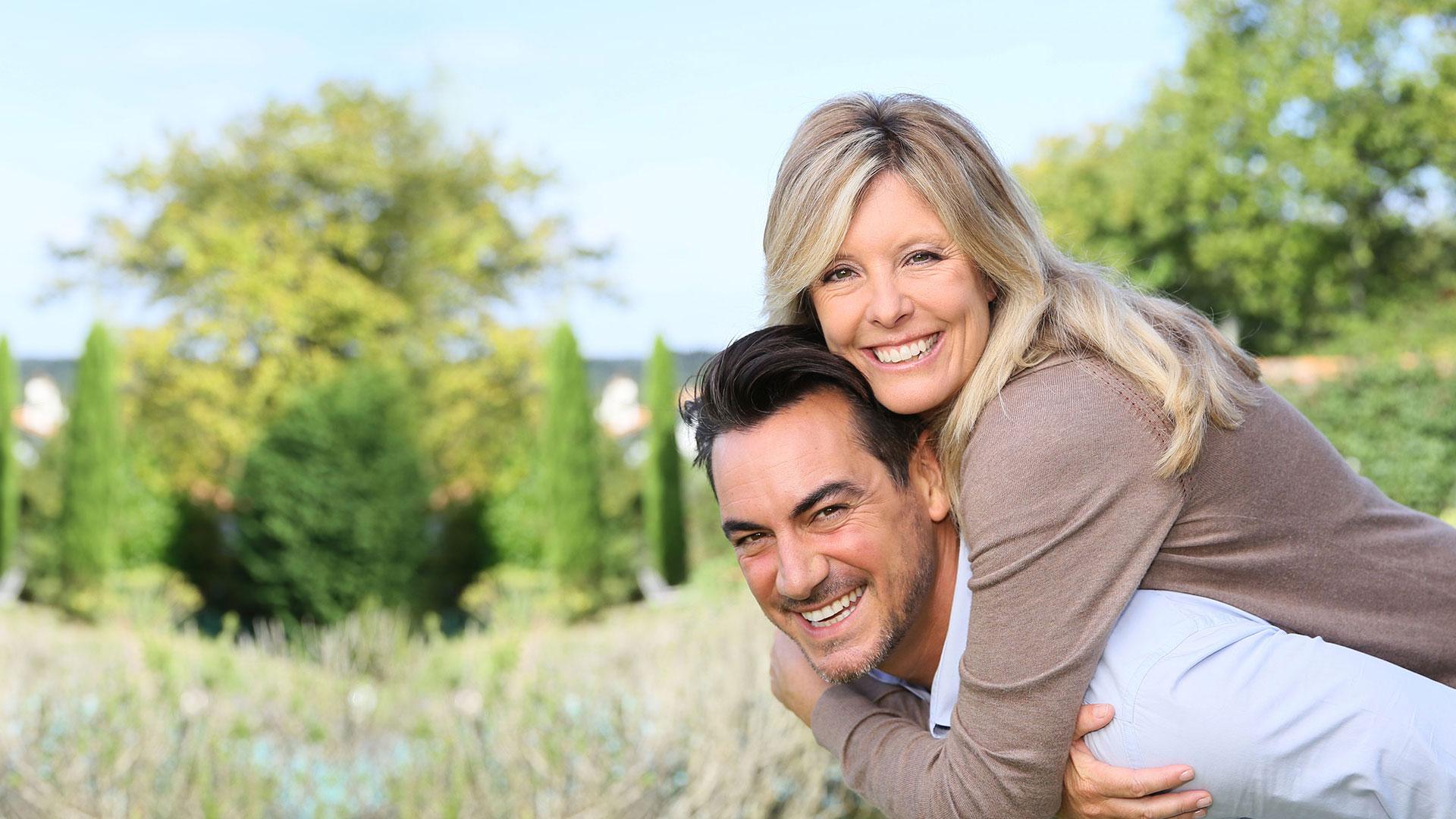 Mann und Frau Lachend im Sommer