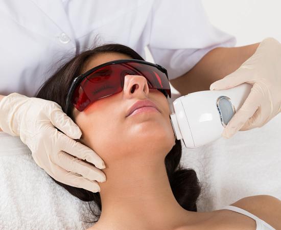 Die neue IPL Methodik blitzt Ihnen schnell und sicher unerwünschte Haare weg.